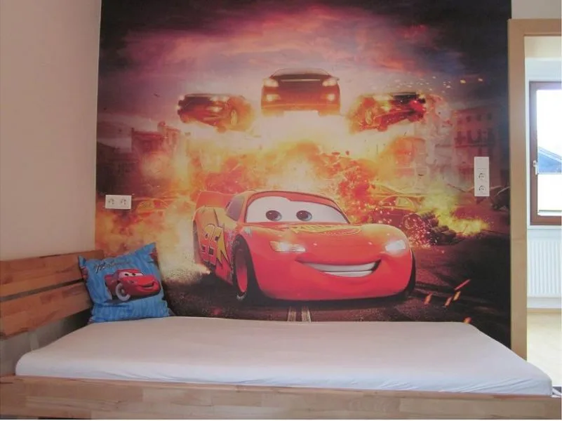 Bedruckte Motivwand mit einer farbigen Filmszene in einem Schlafzimmer