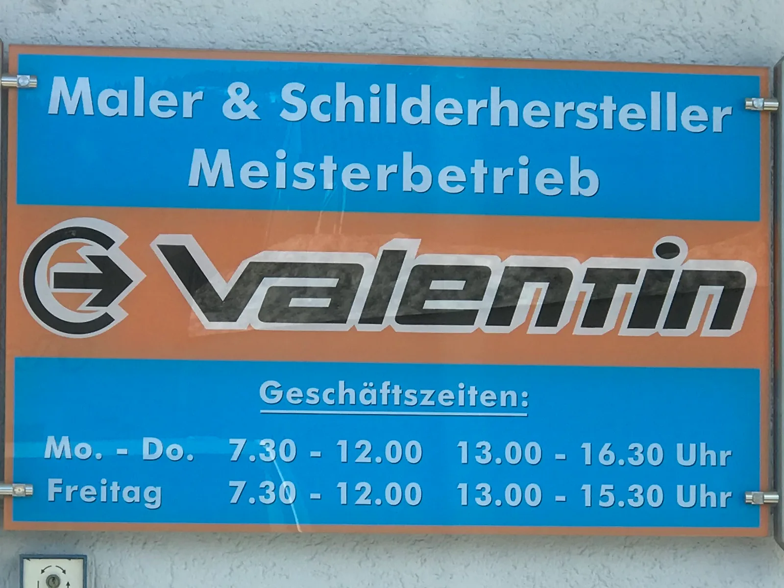 Geschäftsschild von VALENTIN mit Wortmarke und Öffnungszeiten