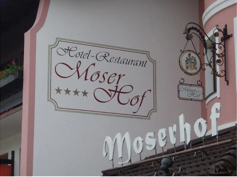 Gemalte Fassadenbeschriftung am Hotel Restaurant Moser Hof
